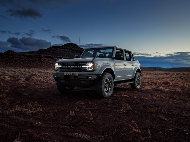Внедорожник Ford Bronco  на песке