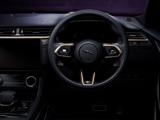 Черный кожаный салон автомобиля Jaguar F-Pace SVR