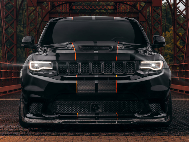 Черный Jeep Trackhawk на мосту