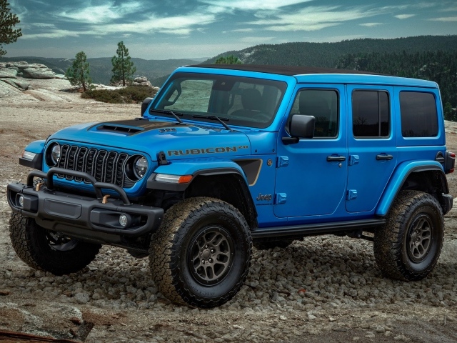 Синий Jeep Wrangler Unlimited Rubicon 2023 года
