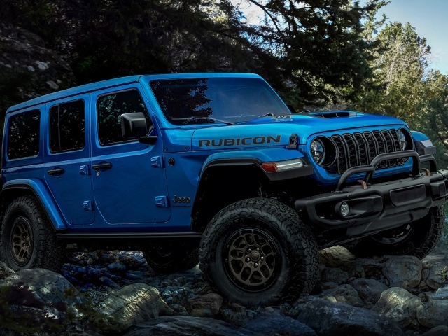 Синий Jeep Wrangler Unlimited Rubicon 2023 года на бездорожье