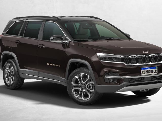 Коричневый Jeep Commander Limited TD380 4x4, 2023 года на сером фоне