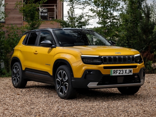 Желтый автомобиль Jeep Avenger BEV Summit 2023 года