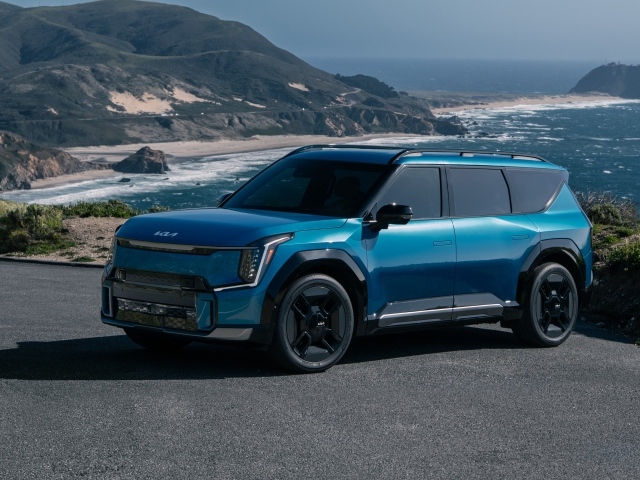 Синий автомобиль Kia EV9 GT-Line 2024 года