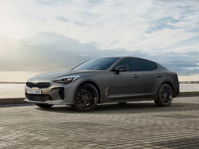 Автомобиль Kia Stinger GT Tribute 2023 на фоне красивого неба