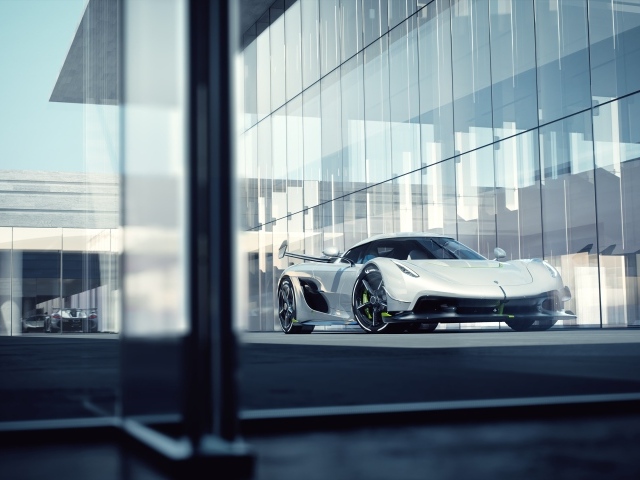 Автомобиль Koenigsegg Jesko у стеклянной стены
