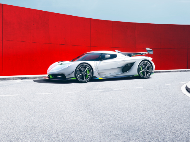 Автомобиль Koenigsegg Jesko на фоне красной стены