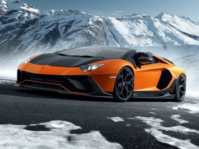 Автомобиль Lamborghini Aventador LP 780-4 Ultimae Roadster 2023 года на фоне гор
