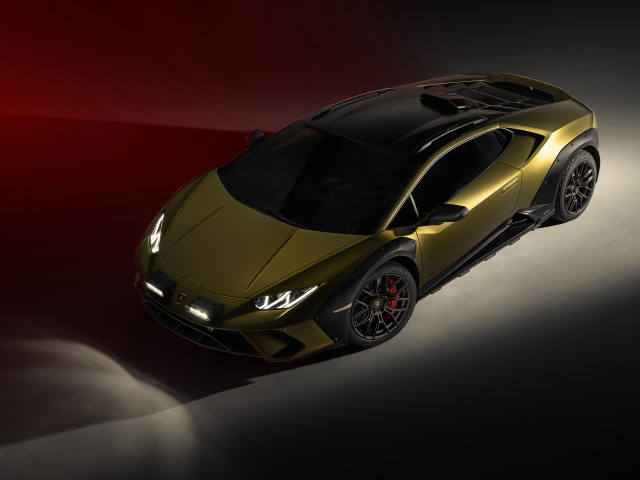 Автомобиль Lamborghini Huracan Sterrato 2023 года на сером фоне