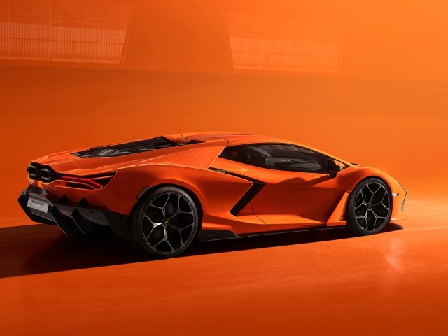 Автомобиль  Lamborghini Revuelto 2023 года вид сзади