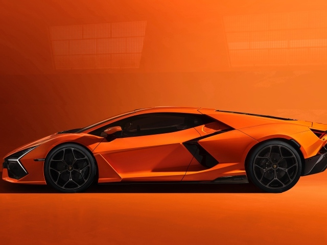 Автомобиль Lamborghini Revuelto 2023 года вид сбоку