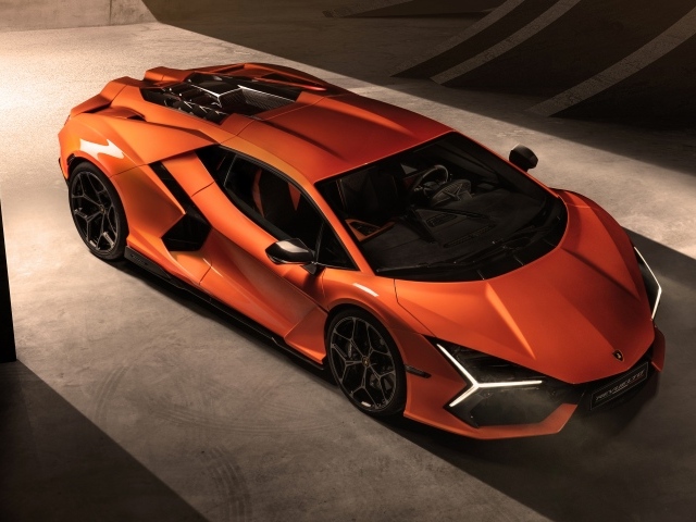 Оранжевый автомобиль Lamborghini Revuelto 2023 года