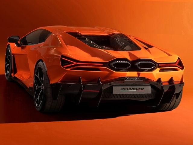 Оранжевый автомобиль Lamborghini Revuelto 2023 года вид сзади