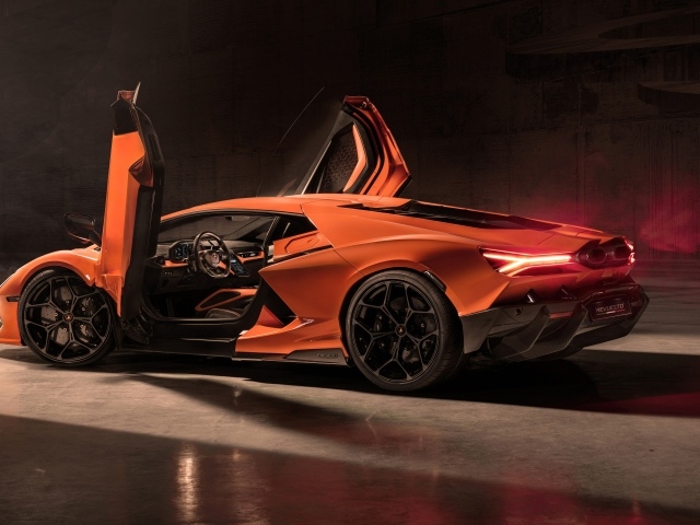 Гоночный автомобиль  Lamborghini Revuelto 2023 года с открытыми дверями
