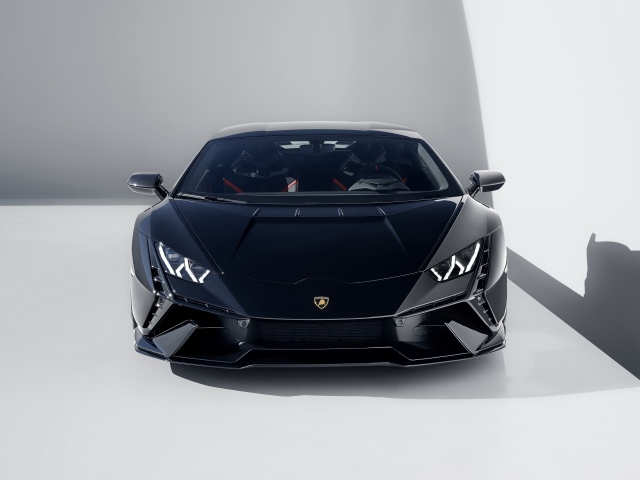 Черный автомобиль Lamborghini Huracán Tecnica 2023 года вид спереди
