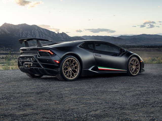Черный спорткар Lamborghini Huracan Performante вид сзади