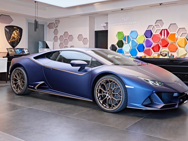 Синий автомобиль Lamborghini Huracán 2023 года