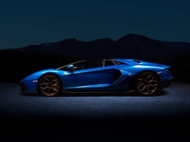 Синий автомобиль Lamborghini Aventador ночью
