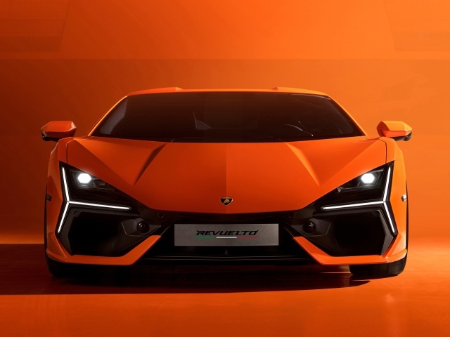 Автомобиль Lamborghini Revuelto 2023 на красном фоне