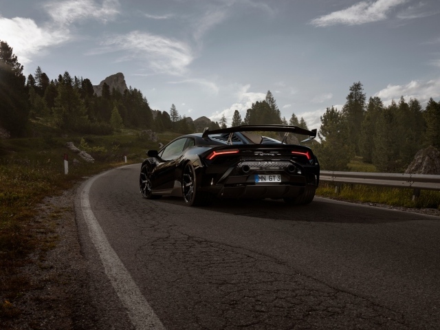 Быстрый Lamborghini Huracán STO на дороге