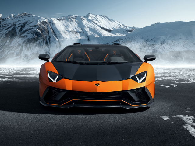 Автомобиль Lamborghini Aventador на фоне заснеженных гор