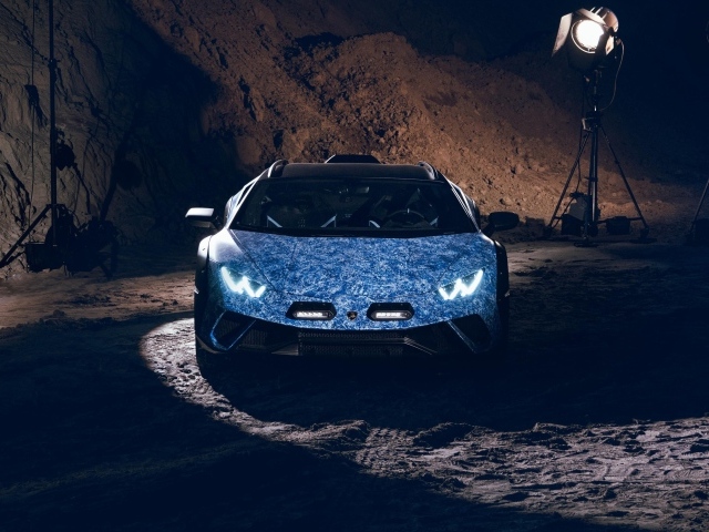 Автомобиль Lamborghini Huracán  в горах