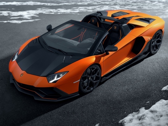 Оранжевый спортивный автомобиль Lamborghini Aventador