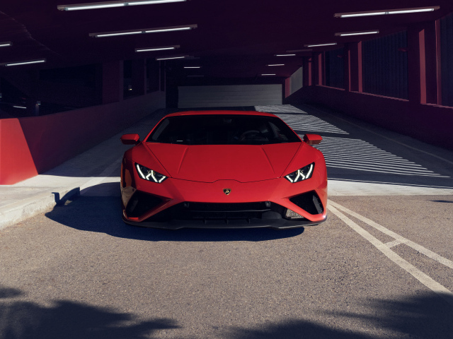 Красный Lamborghini Huracan EVO RWD на парковке
