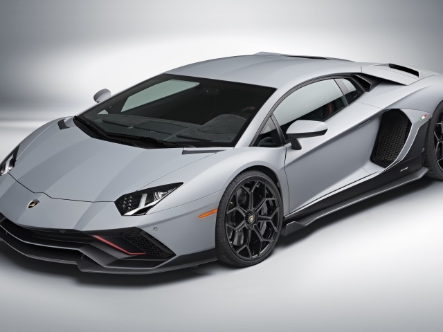 Серебристый автомобиль Lamborghini Aventador LP 780-4 Ultimae 2023