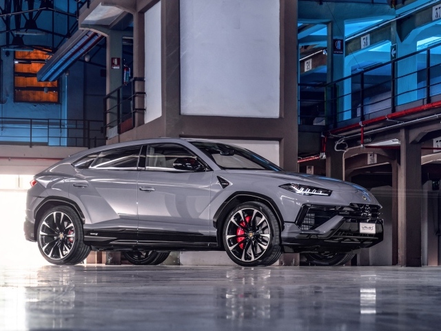 Серебристый автомобиль Lamborghini Urus S в здании