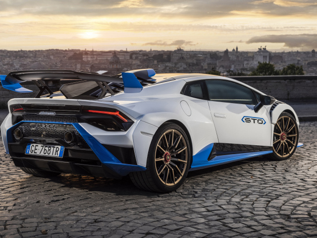 Спортивный Lamborghini Huracán STO на фоне заката 