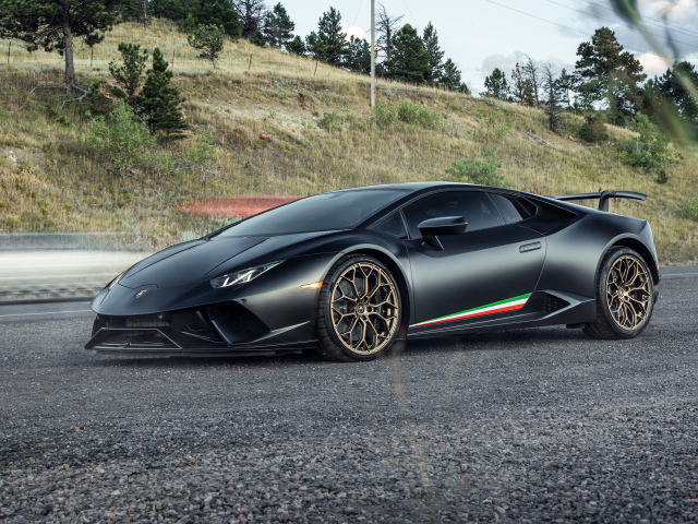 Спорткар Lamborghini Huracan Performante на дороге