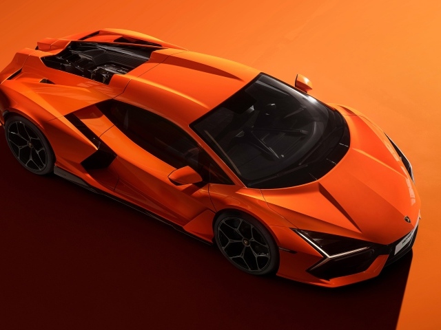 Вид сверху на автомобиль Lamborghini Revuelto 2023 года