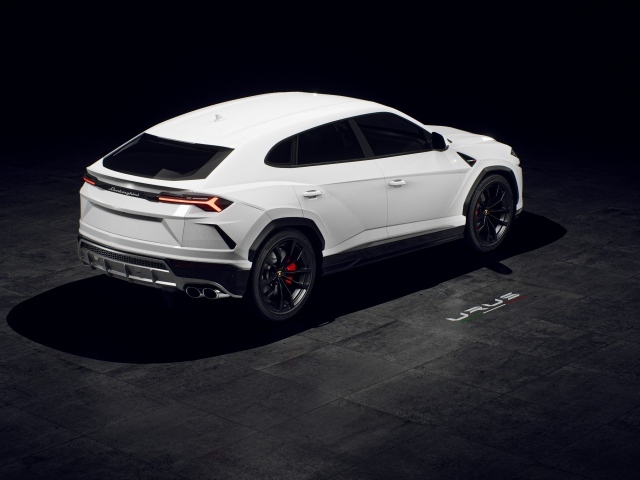 Белый внедорожник Lamborghini Urus вид сзади