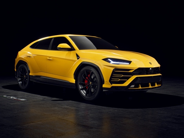 Желтый автомобиль Lamborghini Urus