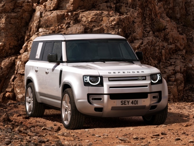 Автомобиль Land Rover Defender 130  вид спереди