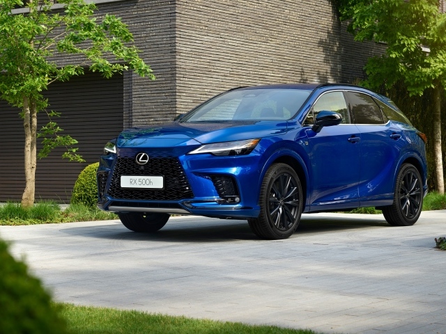 Синий автомобиль Lexus RX 500h F SPORT