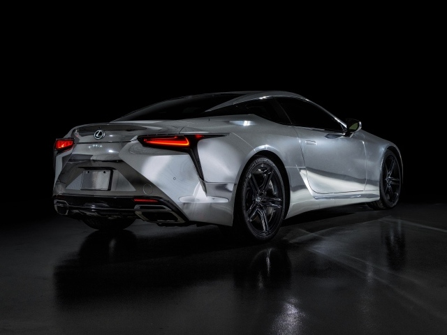Вид сзади на автомобиль Lexus Renaissance LC 500 2023 года
