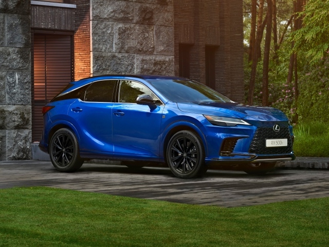 Внедорожник Lexus RX 500h F SPORT у здания