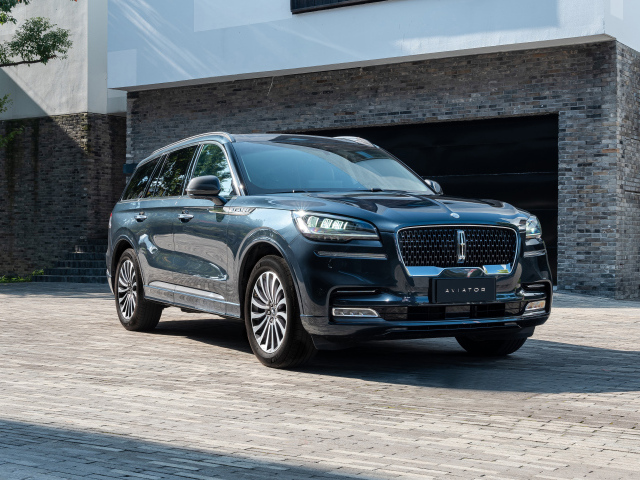 Внедорожник Lincoln Aviator 100th Anniversary 2023 года у гаража