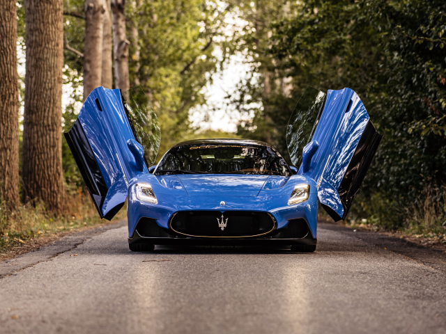 Автомобиль Maserati MC20 Coupé 2022 с открытыми дверями