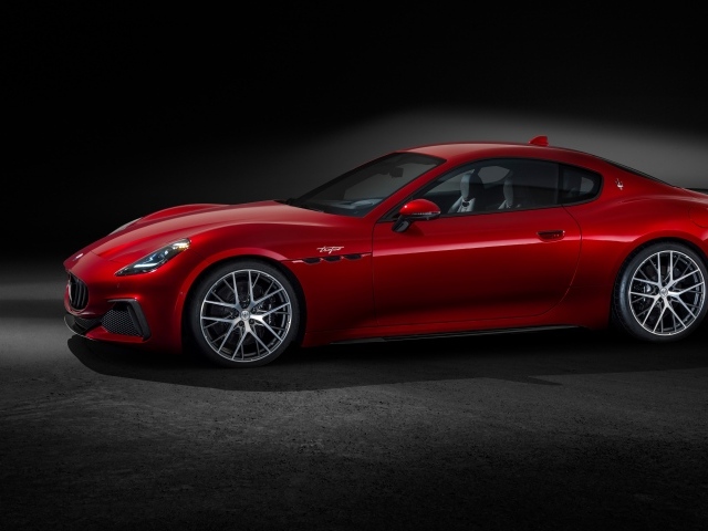 Красный автомобиль Maserati GranTurismo Trofeo 2023 года вид сбоку