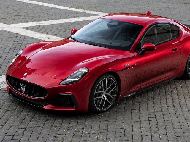Красный Maserati GranTurismo Trofeo 2023 года