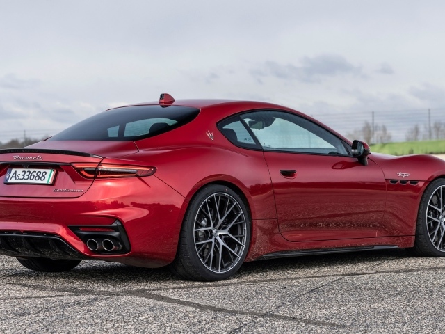 Красный Maserati GranTurismo Trofeo 2023 года вид сзади