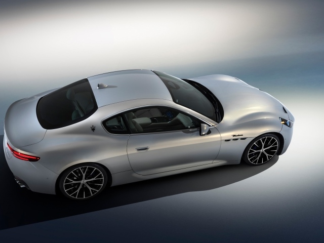 Серебристый Maserati GranTurismo Modena 2023  года