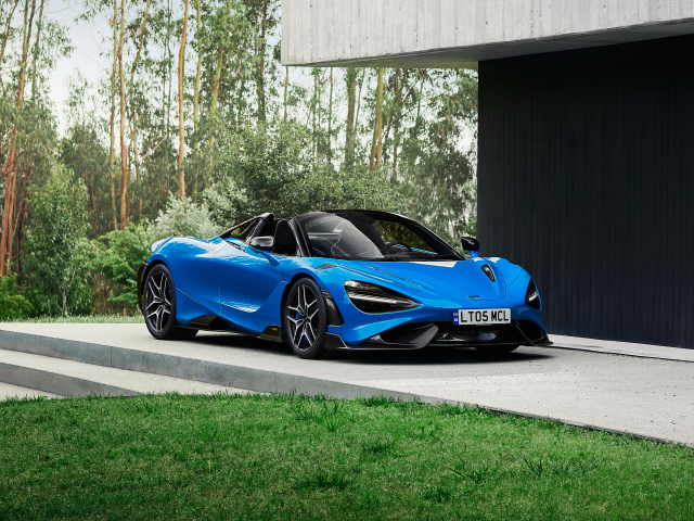 Синий McLaren 765LT Spider 2022 года у дома 