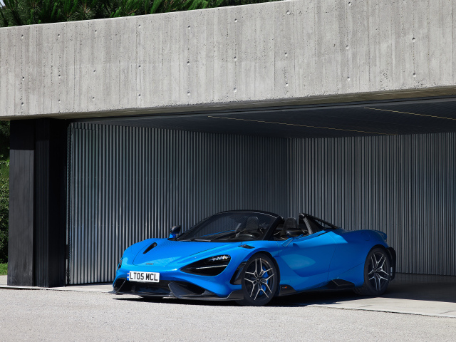 Синий спорткар McLaren 765LT Spider 2022 в гараже 