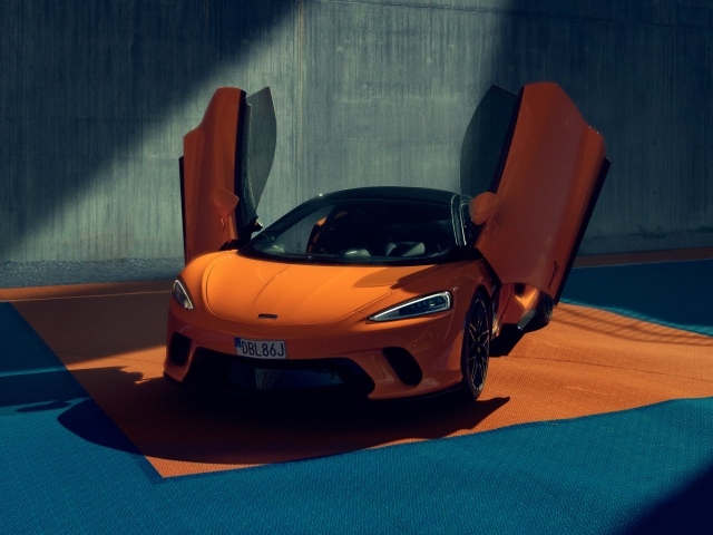 Спорткар McLaren GT с открытыми дверями
