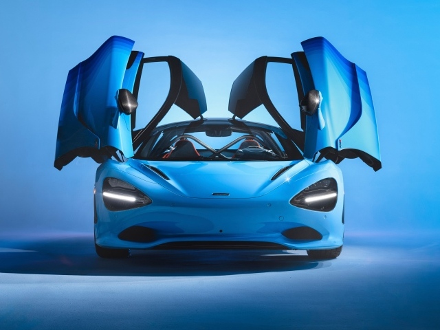 Автомобиль McLaren MSO 750S с открытыми дверями