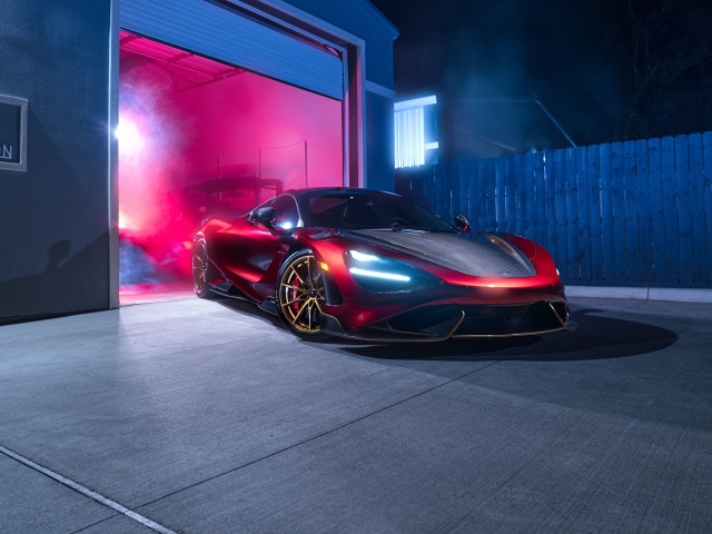 Красный  McLaren 765LT Spider у гаража